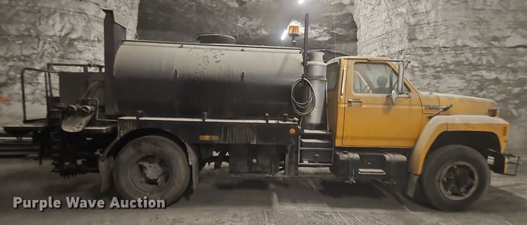 image for item DR8700 1988 Ford F800 oil distributor truck