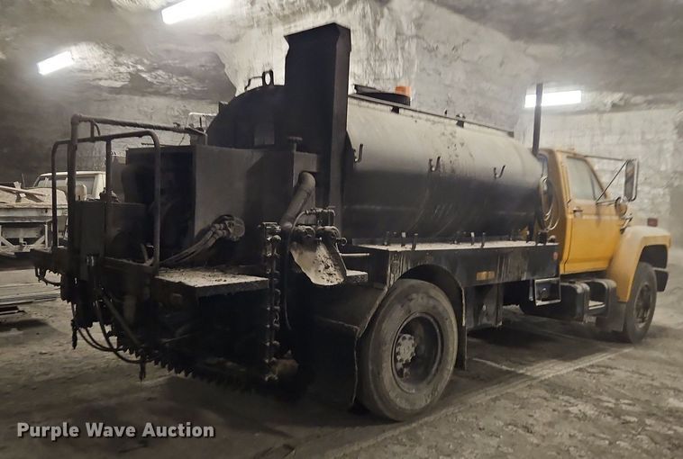 image for item DR8700 1988 Ford F800 oil distributor truck