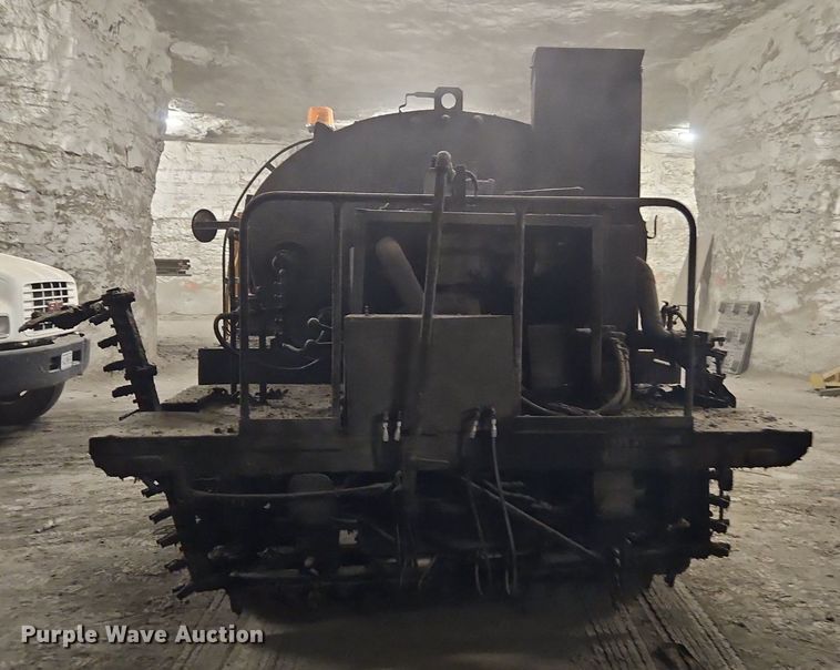 image for item DR8700 1988 Ford F800 oil distributor truck