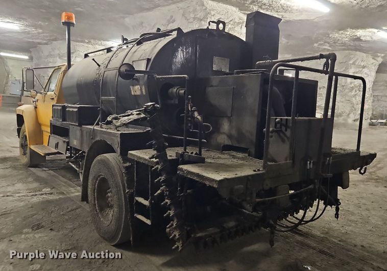 image for item DR8700 1988 Ford F800 oil distributor truck