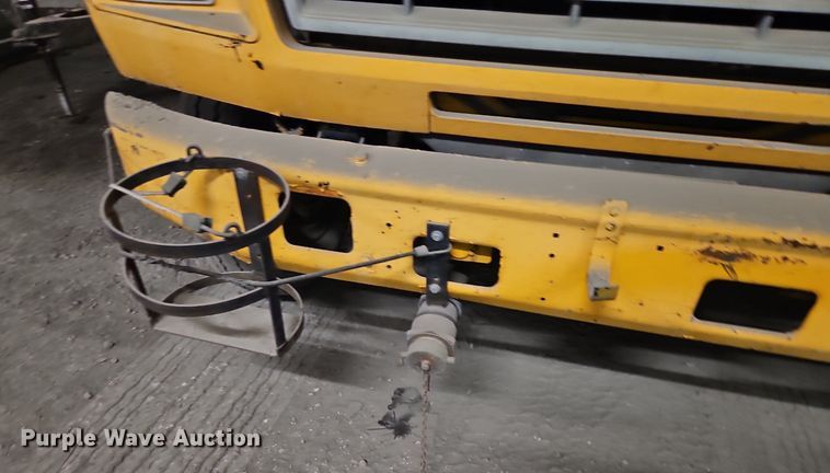 image for item DR8700 1988 Ford F800 oil distributor truck