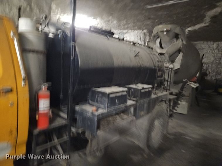 image for item DR8700 1988 Ford F800 oil distributor truck