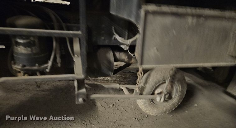 image for item DR8700 1988 Ford F800 oil distributor truck