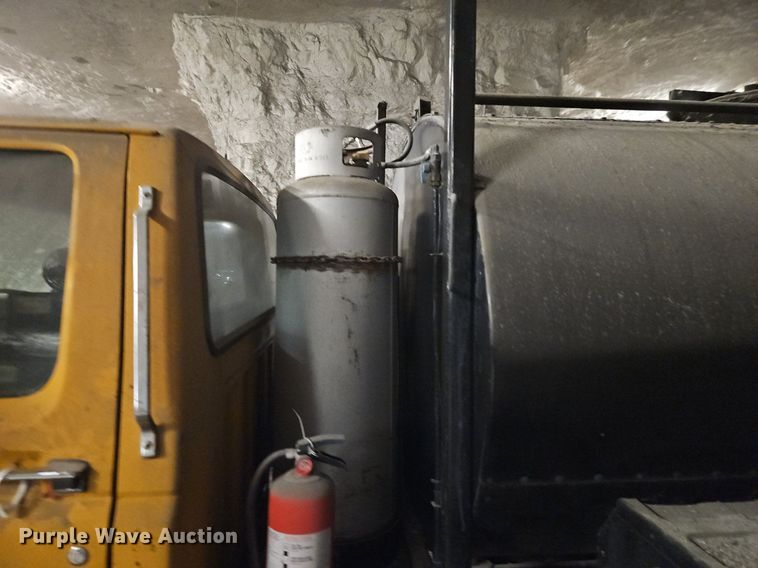 image for item DR8700 1988 Ford F800 oil distributor truck