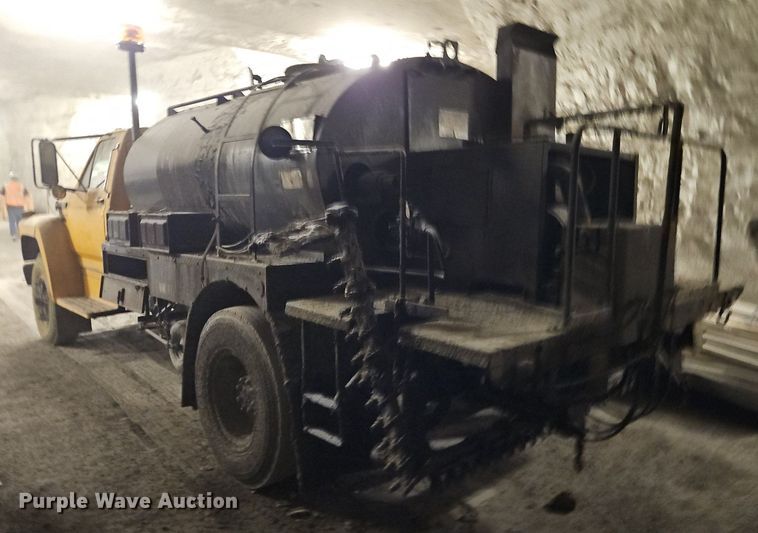 image for item DR8700 1988 Ford F800 oil distributor truck