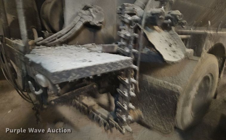 image for item DR8700 1988 Ford F800 oil distributor truck