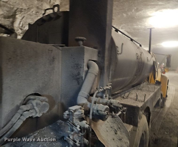 image for item DR8700 1988 Ford F800 oil distributor truck