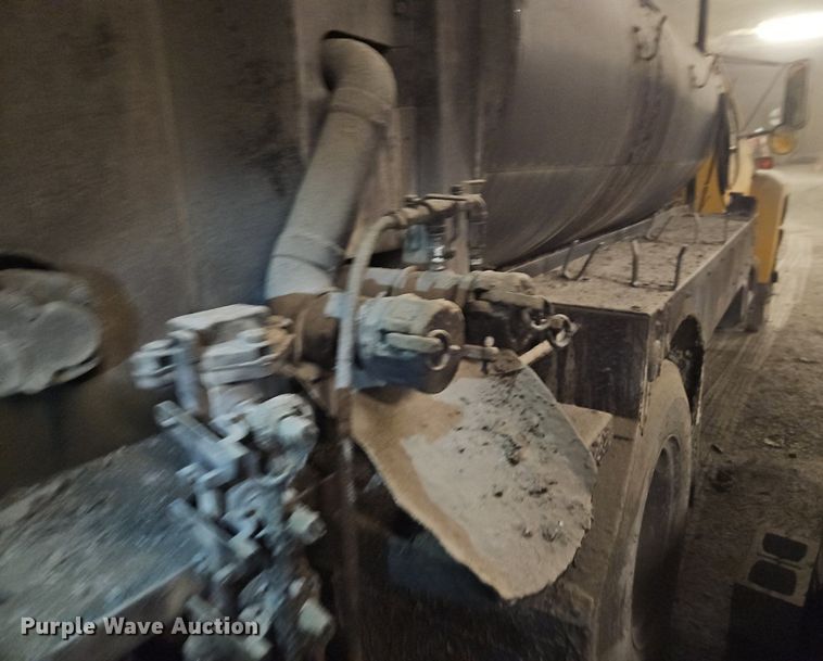 image for item DR8700 1988 Ford F800 oil distributor truck