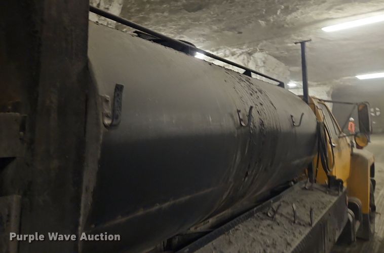 image for item DR8700 1988 Ford F800 oil distributor truck