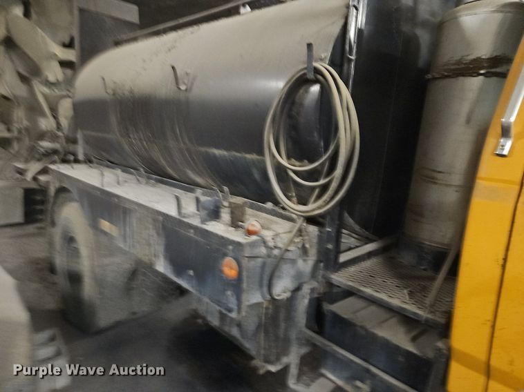 image for item DR8700 1988 Ford F800 oil distributor truck