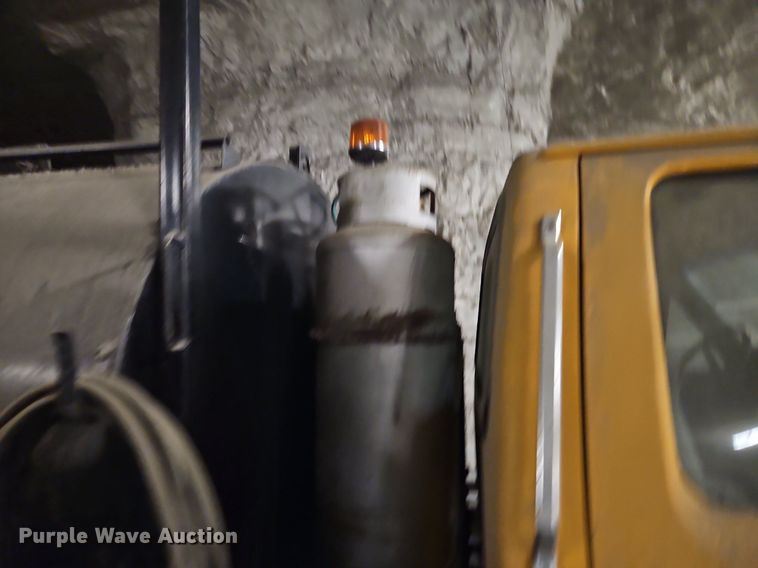 image for item DR8700 1988 Ford F800 oil distributor truck