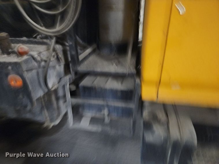 image for item DR8700 1988 Ford F800 oil distributor truck