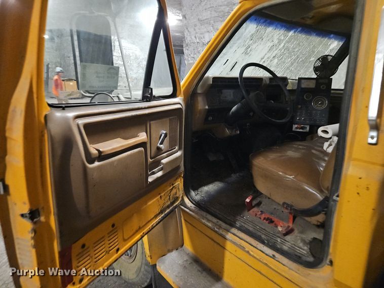 image for item DR8700 1988 Ford F800 oil distributor truck