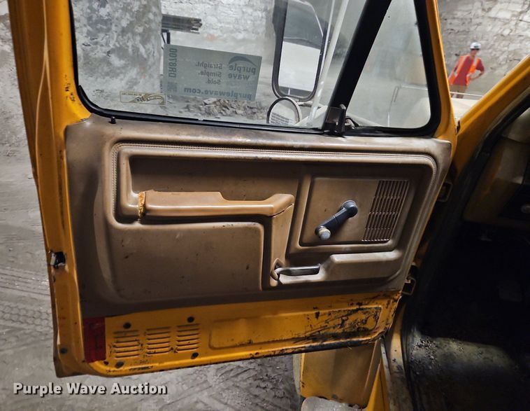 image for item DR8700 1988 Ford F800 oil distributor truck