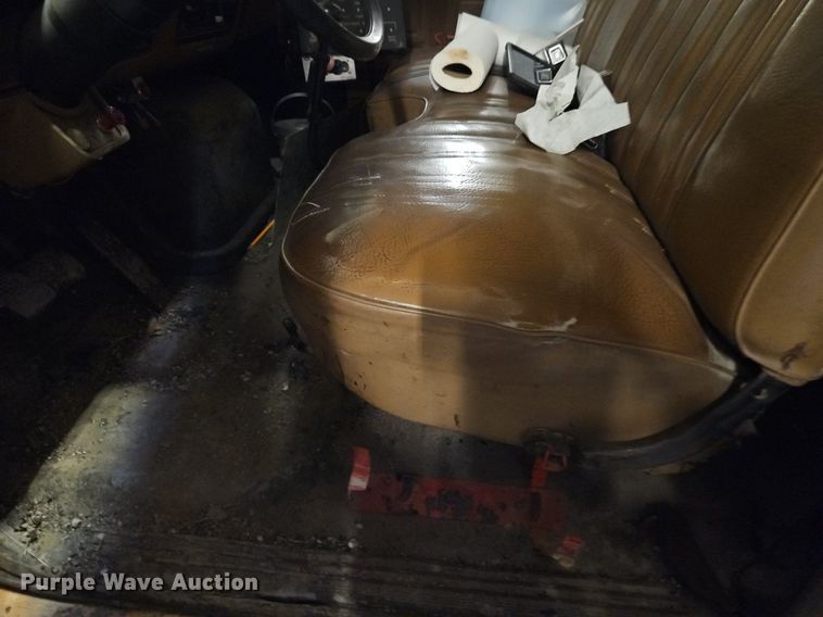 image for item DR8700 1988 Ford F800 oil distributor truck