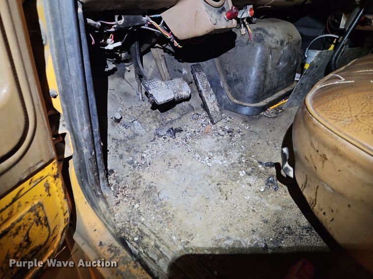 image for item DR8700 1988 Ford F800 oil distributor truck