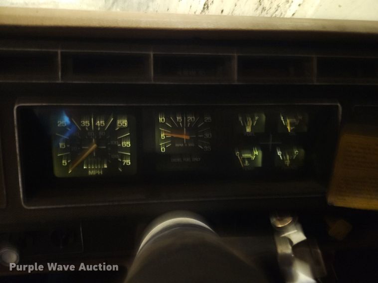 image for item DR8700 1988 Ford F800 oil distributor truck