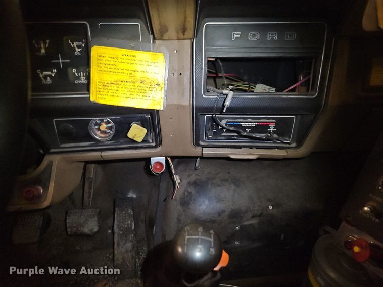 image for item DR8700 1988 Ford F800 oil distributor truck