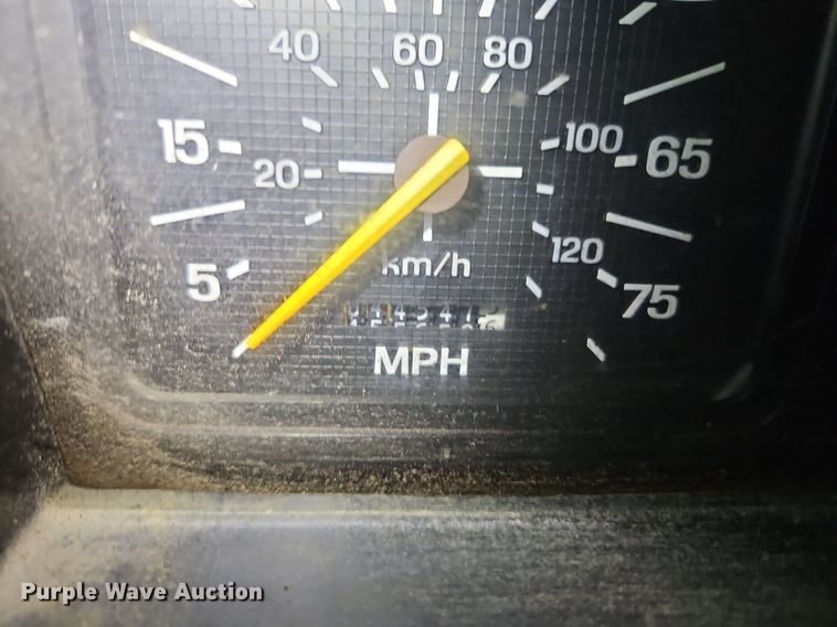 image for item DR8700 1988 Ford F800 oil distributor truck