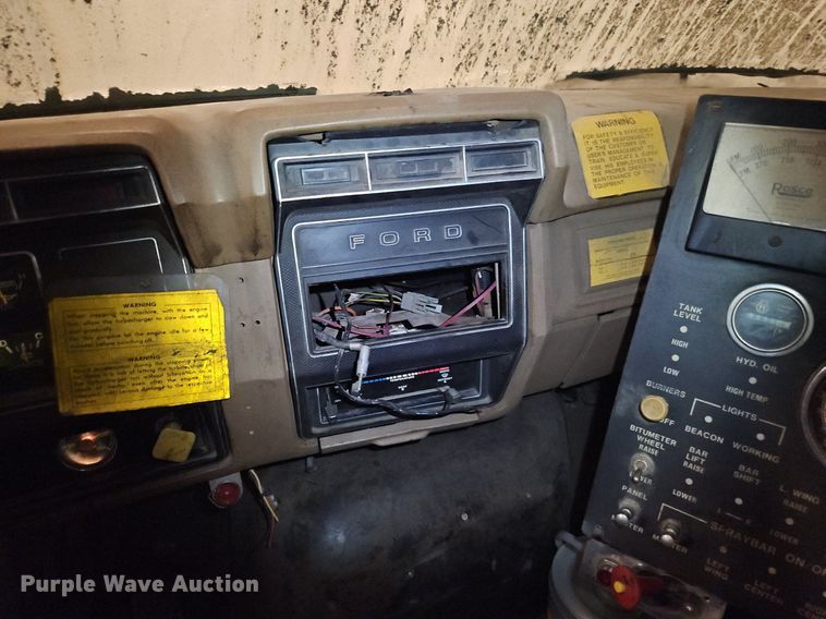 image for item DR8700 1988 Ford F800 oil distributor truck