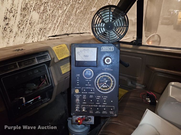 image for item DR8700 1988 Ford F800 oil distributor truck