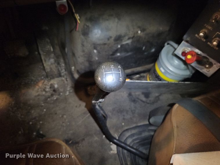 image for item DR8700 1988 Ford F800 oil distributor truck