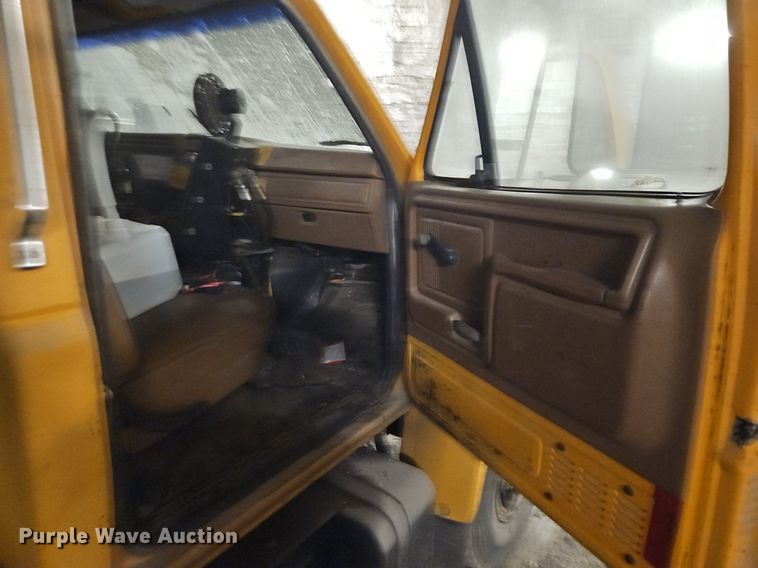 image for item DR8700 1988 Ford F800 oil distributor truck