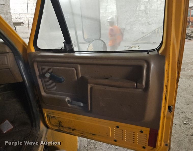 image for item DR8700 1988 Ford F800 oil distributor truck