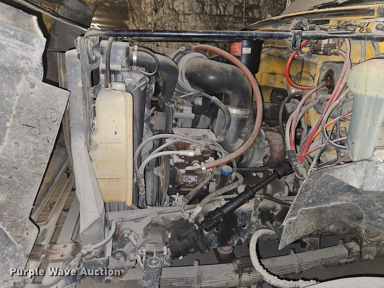 image for item DR8700 1988 Ford F800 oil distributor truck