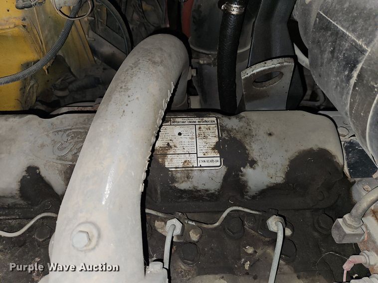 image for item DR8700 1988 Ford F800 oil distributor truck