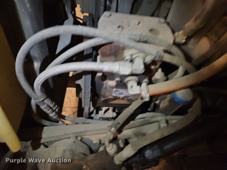 image for item DR8700 1988 Ford F800 oil distributor truck