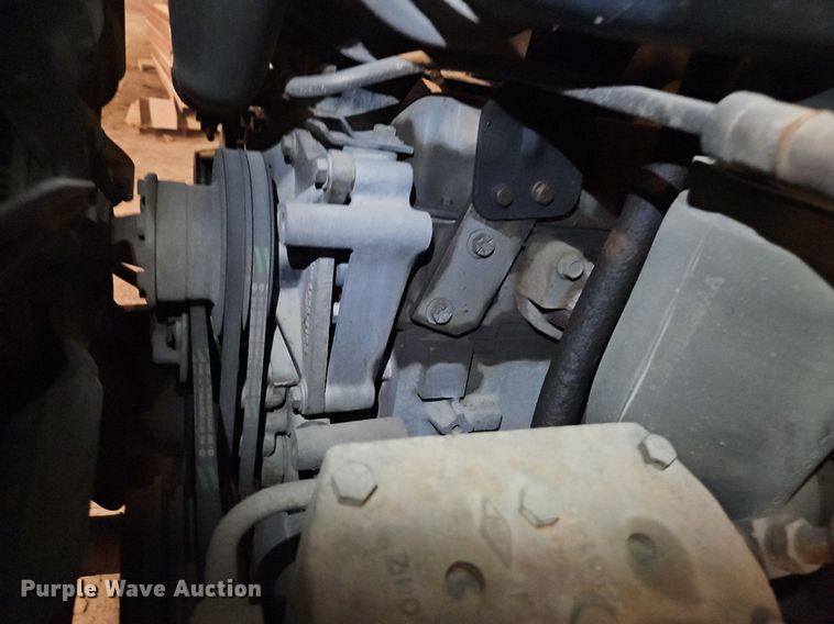 image for item DR8700 1988 Ford F800 oil distributor truck