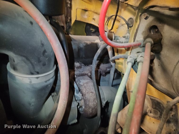 image for item DR8700 1988 Ford F800 oil distributor truck