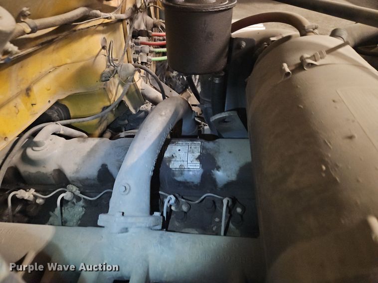 image for item DR8700 1988 Ford F800 oil distributor truck