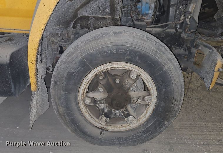 image for item DR8700 1988 Ford F800 oil distributor truck