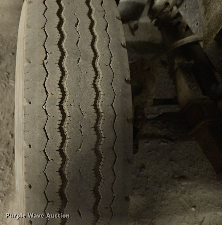 image for item DR8700 1988 Ford F800 oil distributor truck