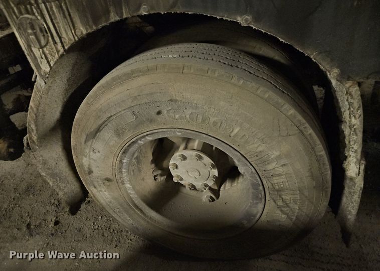 image for item DR8700 1988 Ford F800 oil distributor truck