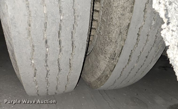 image for item DR8700 1988 Ford F800 oil distributor truck