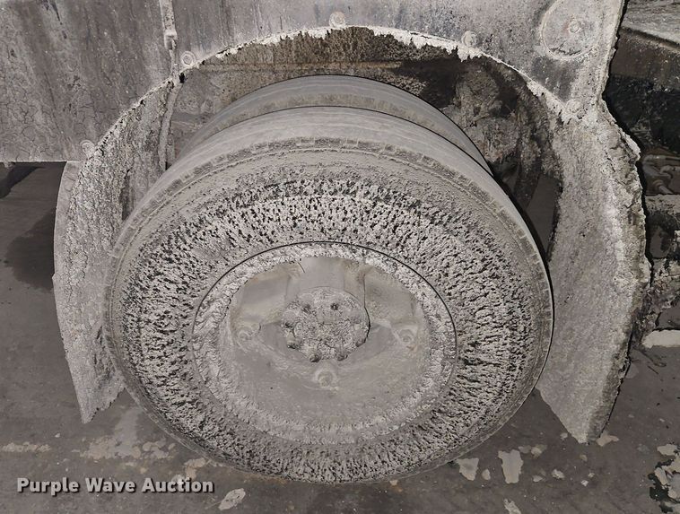 image for item DR8700 1988 Ford F800 oil distributor truck