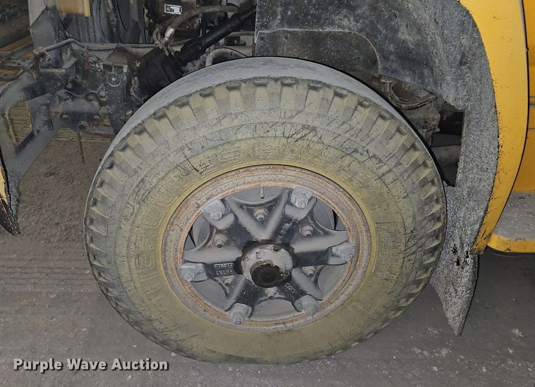 image for item DR8700 1988 Ford F800 oil distributor truck