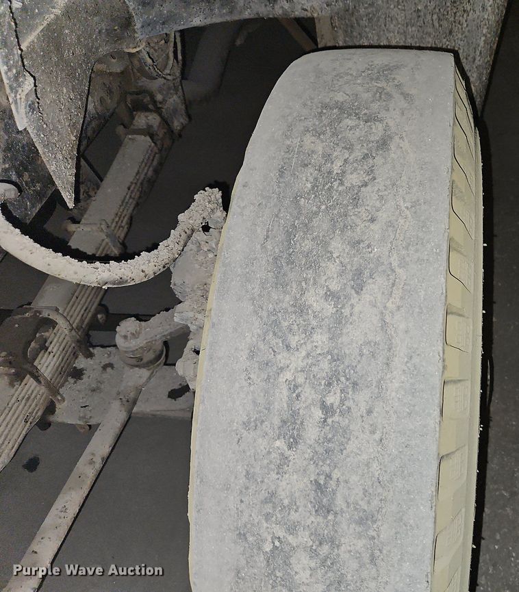 image for item DR8700 1988 Ford F800 oil distributor truck