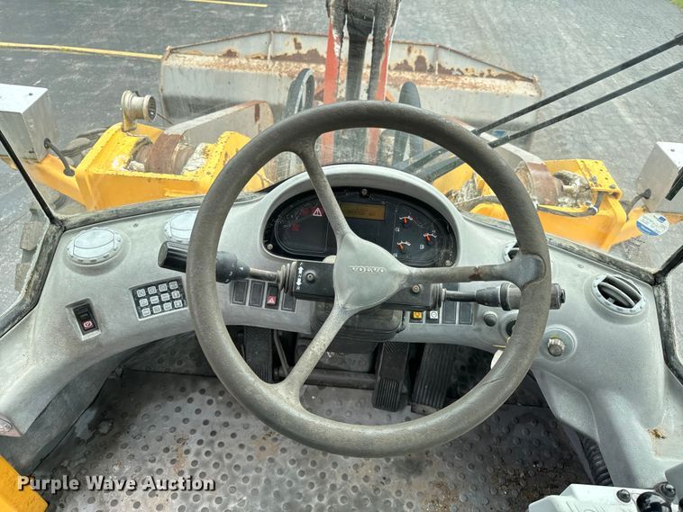 image for item DV5786 2006 Volvo  L220E wheel loader