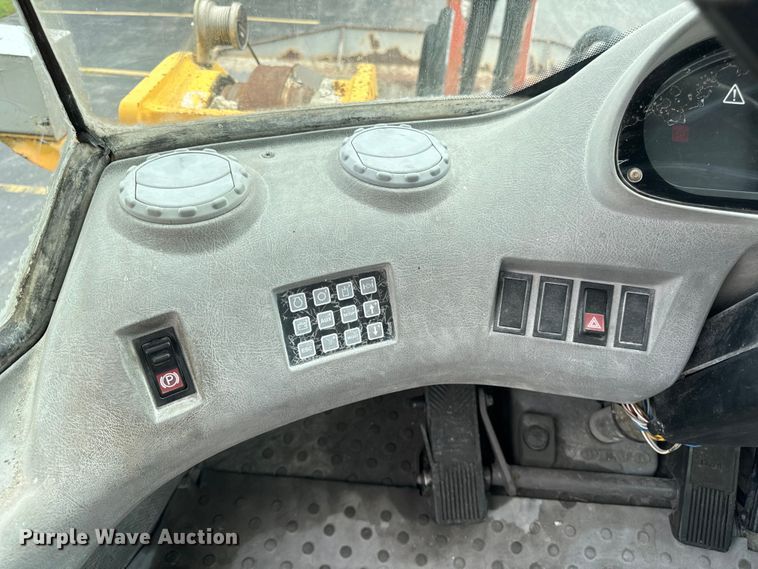 image for item DV5786 2006 Volvo  L220E wheel loader