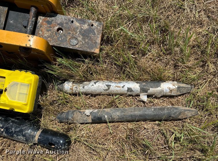 image for item DX0889 2023 Agrotk SSHH680 skid steer breaker