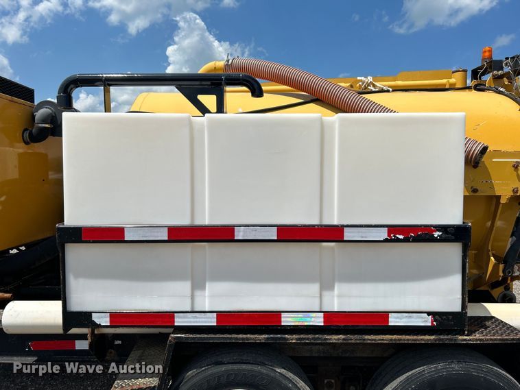 image for item EG0786 2013 Vermeer V800HD vacuum excavator