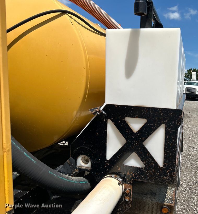 image for item EG0786 2013 Vermeer V800HD vacuum excavator