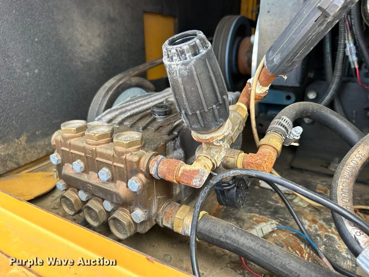 image for item EG0786 2013 Vermeer V800HD vacuum excavator