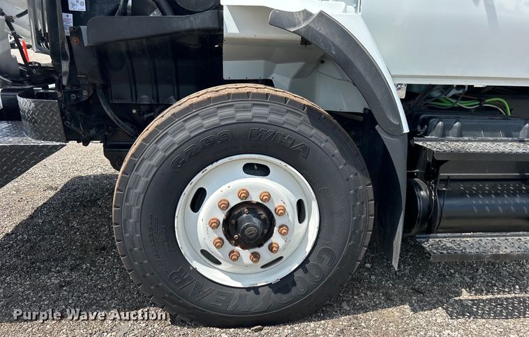 image for item EG0787 2009 International  WorkStar 7400 Crew Cab utility / service truck