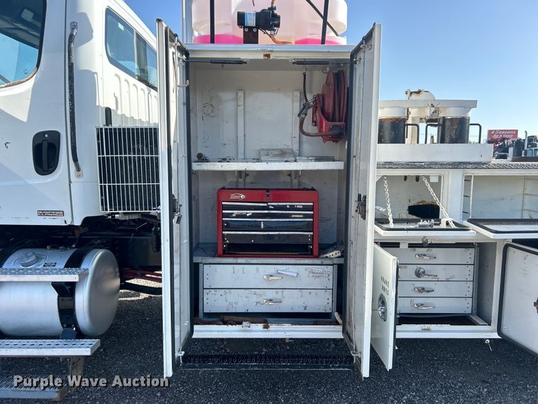 image for item EG0791 2010 Freightliner  Business Class M2 crane truck