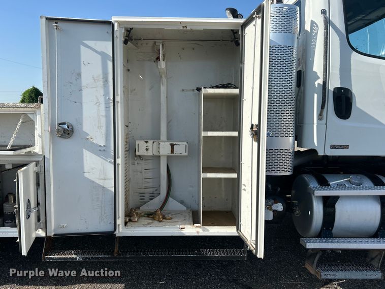 image for item EG0791 2010 Freightliner  Business Class M2 crane truck